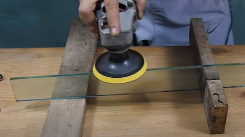 Шлифовальный диск с гальваническим покрытием на липучке сзади для полировки кромок стекла.