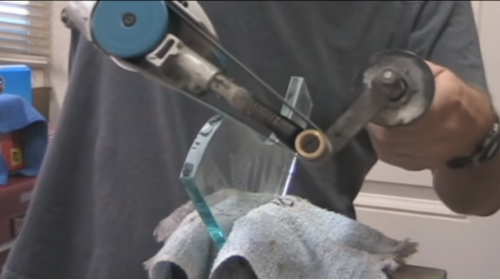 La bande abrasive pour bords de verre fonctionne sur une ponceuse à bande portative