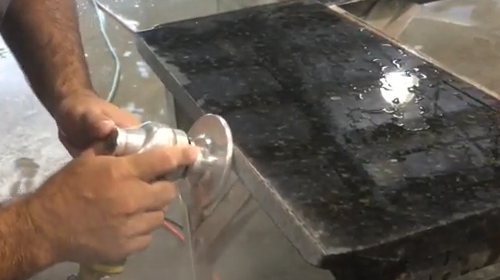 Zlion 플랩 디스크는 화강암에서 젖은 상태로 작업합니다.
